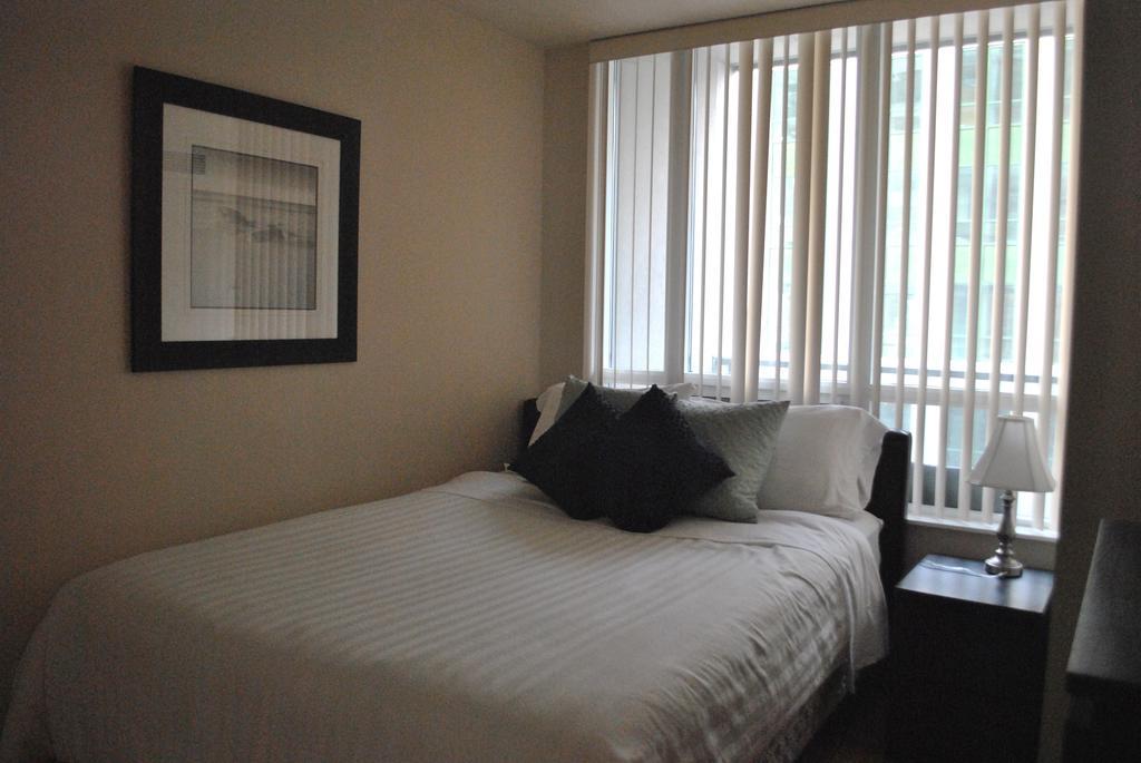 Livingsuites Toronto - 20 Blue Jays Way Exteriör bild